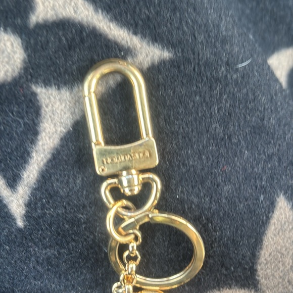 4️⃣5️⃣0️⃣Brand new authentic Louis Vuitton keychain/ bag chain - Picture 2 of 3